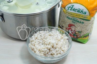 Добавить перловку в кастрюлю.