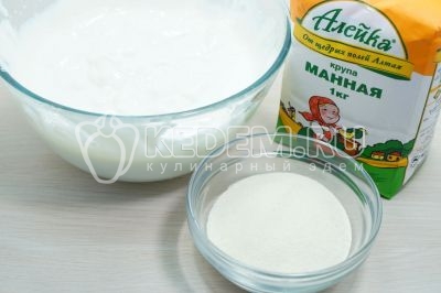 Добавить 6 столовых ложек манной крупы.