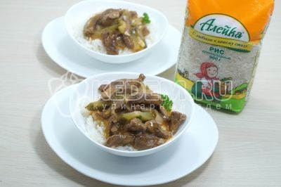 Добавить кусочки мяса из сотейника и полить азу из говядины.
