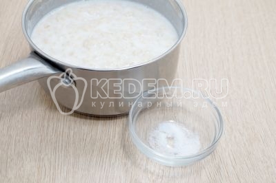 Добавить соль по вкусу и перемешать.