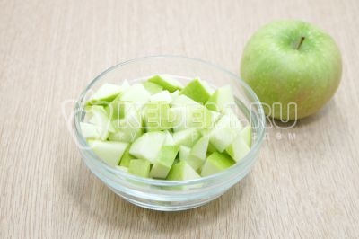Нарезать яблоки кубиками.