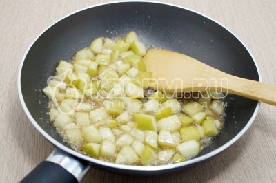 Готовые карамельные яблоки снять с огня.