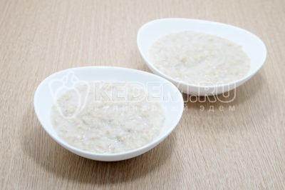 Разложить овсяную кашу по тарелкам.