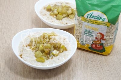 Добавить карамельные яблоки сверху и посыпать щепоткой корицы по вкусу.