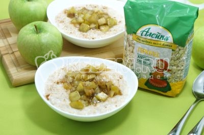 Овсяная каша с яблоками