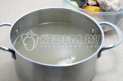 Рыбу вынуть и остудить. Рыбный бульон процедить.