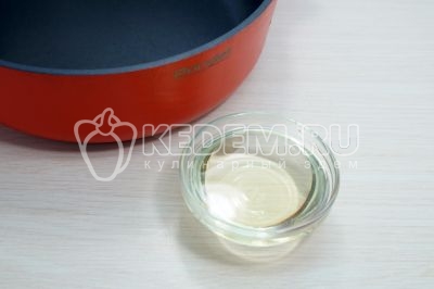 На сковороде разогреть 4 столовые ложки растительного масла.