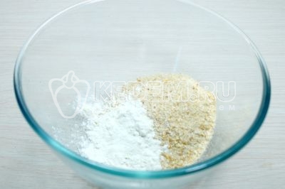 В миске смешать 3 столовые ложки муки и 3 столовые ложки панировочных сухарей.