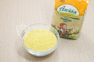 Отмерить 120 грамм пшенной крупы ТМ «Алейка».