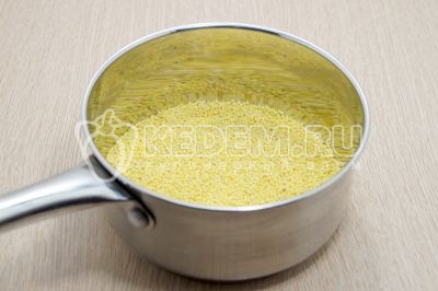 Пересыпать пшено в сотейник, промыть и залить 400 миллилитров холодной воды.