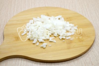 Луковицу мелко нашинковать.
