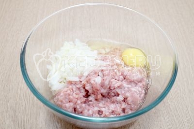 В миске смешать 500 грамм мясного фарша, нашинкованную луковицу и 1 яйцо.