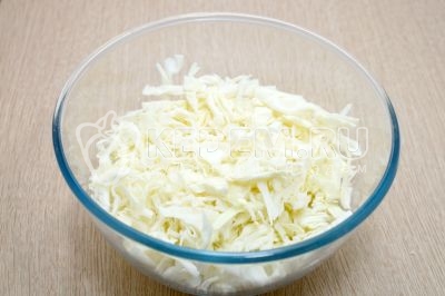 300 грамм белокочанной капусты нашинковать.