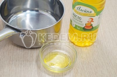 В небольшом сотейнике разогреть 2 столовые ложки подсолнечного масла ТМ «Алейка».