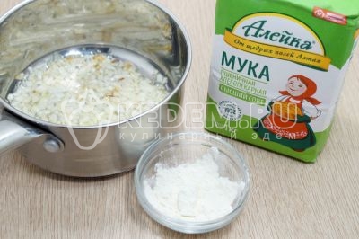 Добавить 1 столовую ложку муки ТМ «Алейка», от щедрых полей Алтая, перемешать с луком и маслом.