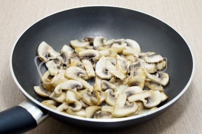 Посолить и поперчить грибы по вкусу.