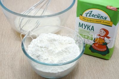 Добавить 170 грамм муки ТМ «Алейка» и замесить тесто.