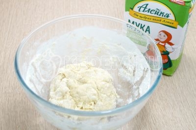 Хорошо вымесить тесто в миске до чистых краев.
