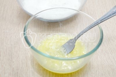 В другой миске взбить 2 яйца и 1/4 чайной ложки соли.