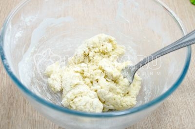 Влить яичную смесь в миску с мукой и быстрыми движениями замесить мягкое тесто.