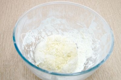 Добавить еще 100-150 грамм муки и хорошо вы месить тесто чтобы оно не прилипало к рукам.