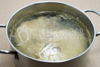 Из готового бульона выловить мясо, лук выкинуть.