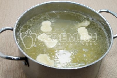 Добавить галушки в кастрюлю с бульоном.