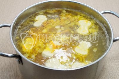 Добавить обжаренные овощи и варить 8-10 минут на среднем огне.