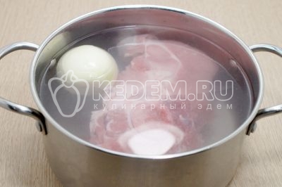 Сложить в кастрюлю мясо с луковицей. Влить 3,5 литра воды и поставить варить до закипания.