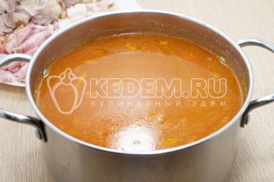 Добавить мясо в кастрюлю.