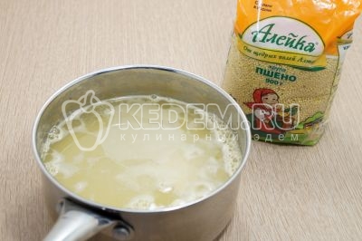 Залить 500 миллилитров в воды и поставить варить, до готовности, на среднем огне помешивая 15-20 минут, посолить и дать пшену полностью разварится.