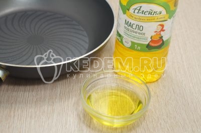 На сковороде разогреть 3 столовых ложки подсолнечного масла ТМ «Алейка».