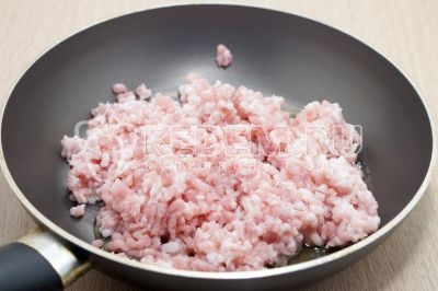 Добавить 300 грамм мясного фарша и хорошо размять лопаткой.