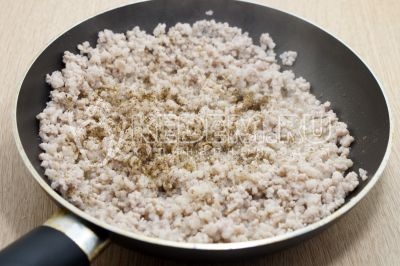 Обжарить помешивая 3-4 минуты, посолить и поперчить по вкусу.