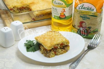 Запеканка из пшена с фаршем и овощами готова