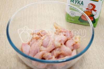 В миске хорошо перемешать куриное филе с чесноком, солью и красным перцем и оставить на 10-15 минут.