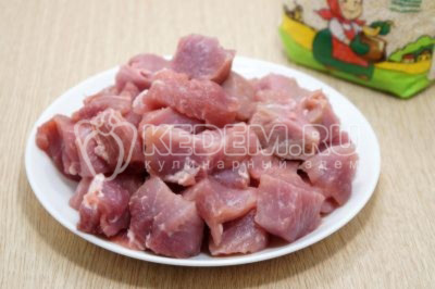 300 грамм свинины нарезать небольшими кубиками.