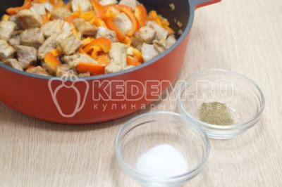 Мясо с овощами посолить и поперчить.