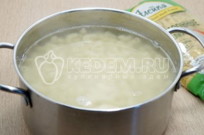 Добавить макароны ТМ «Алейка» в кипящую воду и варить помешивая 6-7 минут.
