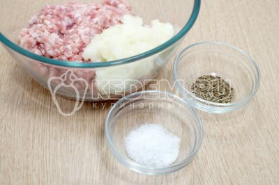 Добавить 1/2 чайной ложки соли и черный перец по вкусу.