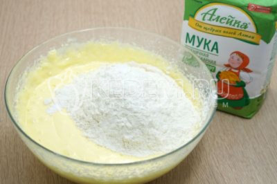 Добавить мучную смесь в масляную и перемешать.