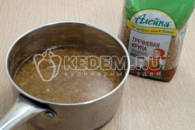 Высыпать крупу в сотейник, влить 400 миллилитров воды.