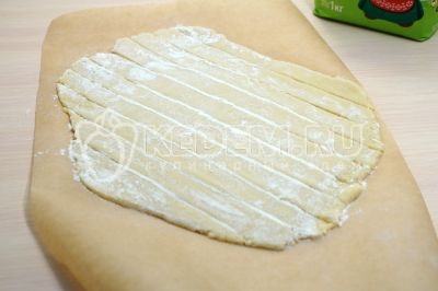 Разрезать на полоски и немного присыпать мукой.