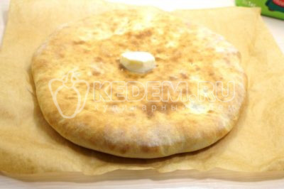 Горячий пирог из духовки сразу смазать кусочком сливочного масла.