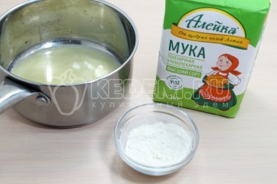 Добавить 2 столовых ложки муки, помешивая, обжарить 1-2 минуты.