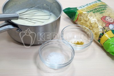 В загустевший соус добавить 1 щепотку мускатного ореха и соль по вкусу.