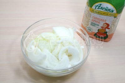 Лук нарезать полукольцами.