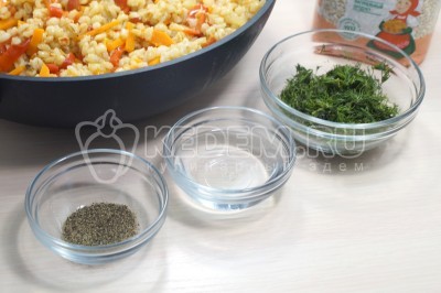 Добавить 50 миллилитров 9% уксуса, черный молотый перец по вкусу и мелко нашинкованный укроп.