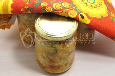 Аккуратно достать банки и плотно закрутить крышки. Убрать в тепло на ночь.