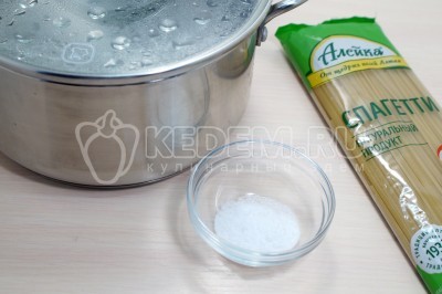 В кастрюле вскипятить 2 литра воды, добавить 1 чайную ложку соли.